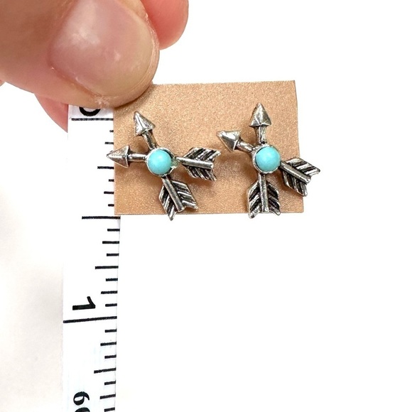 🔴 5 for $10 ONE PAIR Silver Tone Arrow Shaped Stud Earrings - Picture 4 of 4